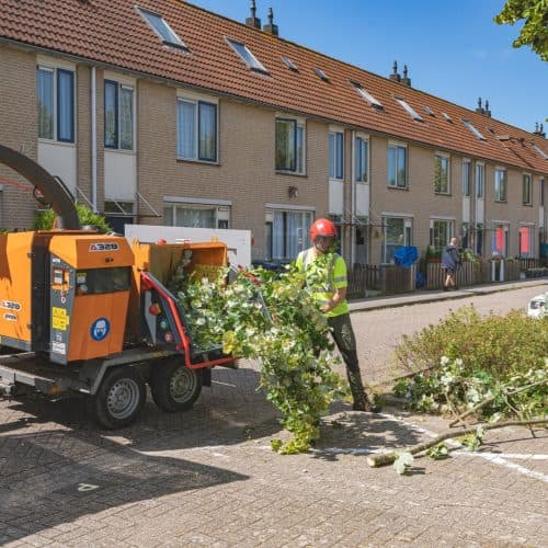 Versnipperen van snoeiafval in een woonstraat
