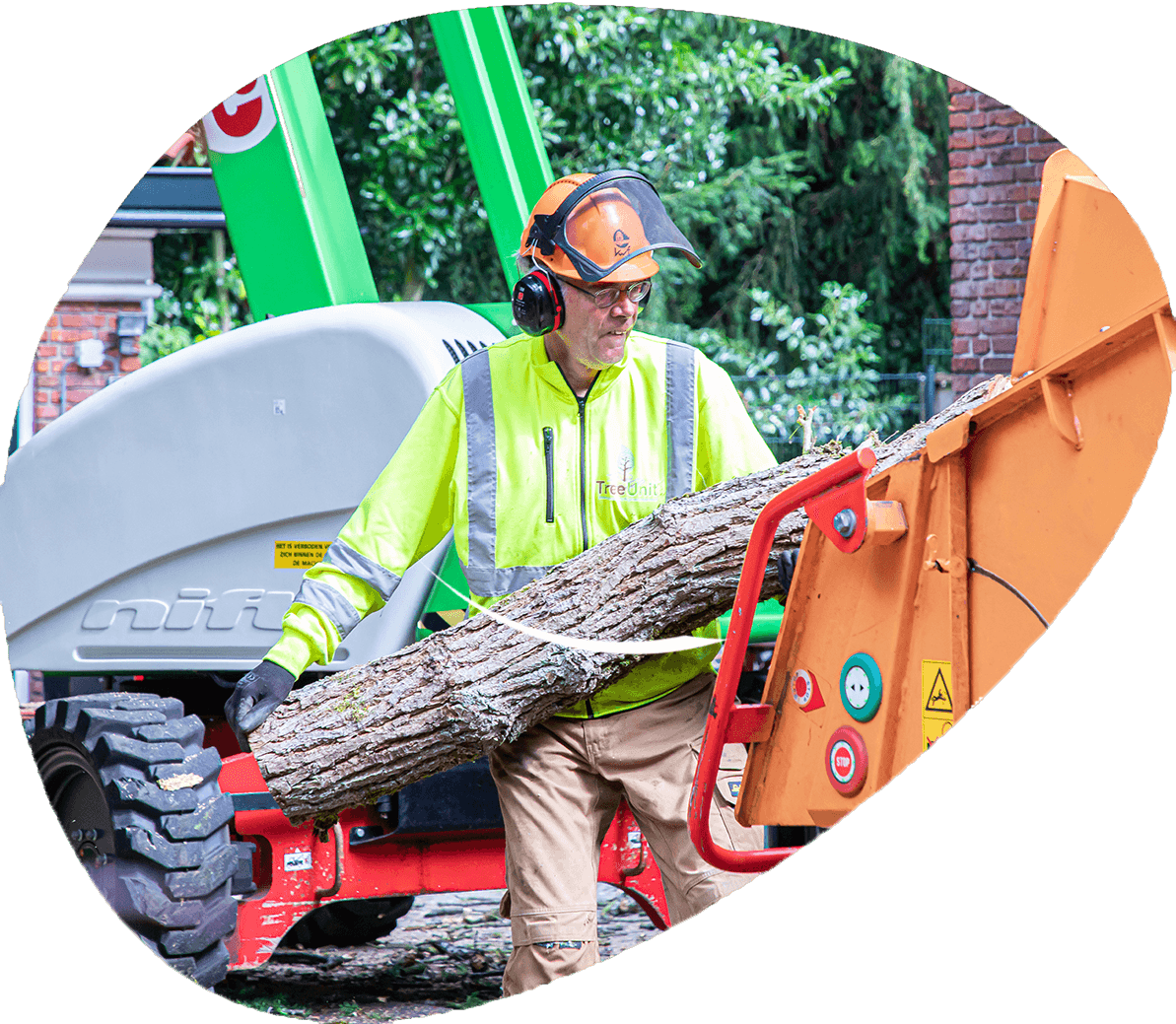 TreeUnit-medewerker met versnipperaar