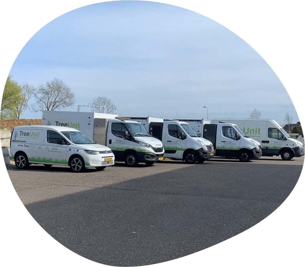 Het wagenpark van TreeUnit, op een rij geparkeerd